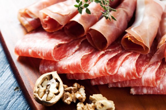 Déguster une planche de charcuterie à partager entre amis à Mogneneins