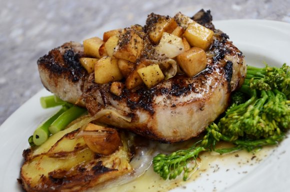 Déguster un plat de saison dans un restaurant traditionnel français - Mogneneins - Le Cheval Blanc